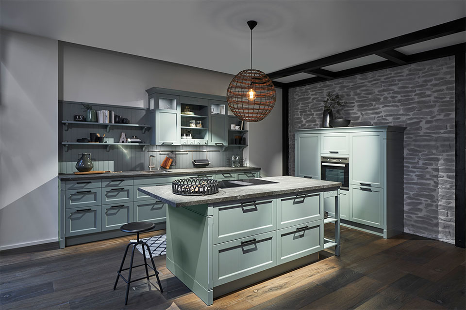 Kies voor kleur in de keuken | Lichtgroene landelijke keuken | Satink Keukens