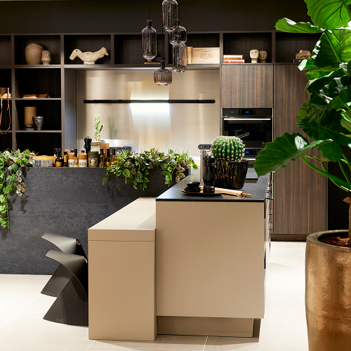 SieMatic SC10 eilandkeuken met speelse baropstelling