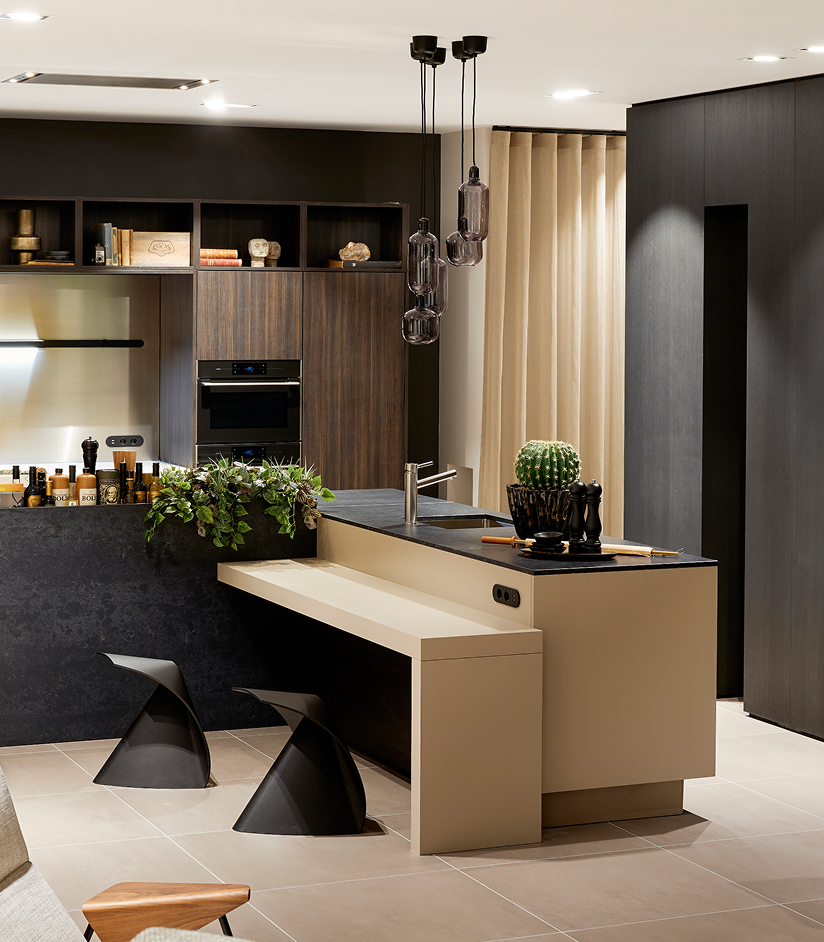 SieMatic SC10 met speelse hoekopstelling | Satink Keukens Luxe SieMatic SC10 met speelse halfopen hoekopstelling