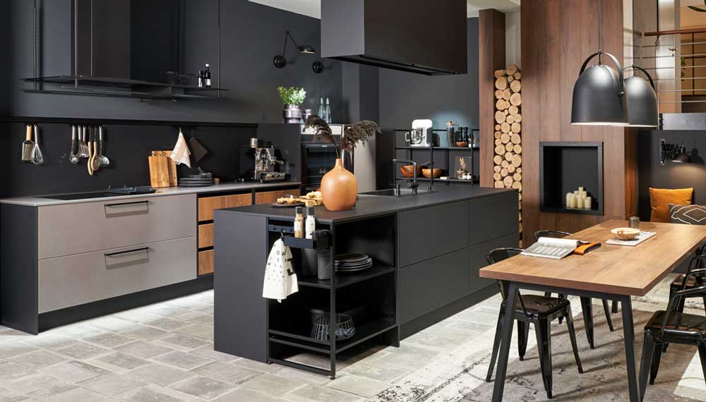 Stoere keuken met metalen en houten elementen