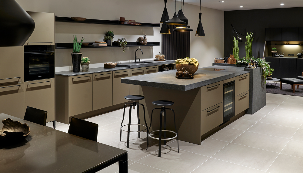 SieMatic SC45 umbra zijdemat | Satink Keukens SieMatic SC45 eiland keuken met bar in umbra zijdemat