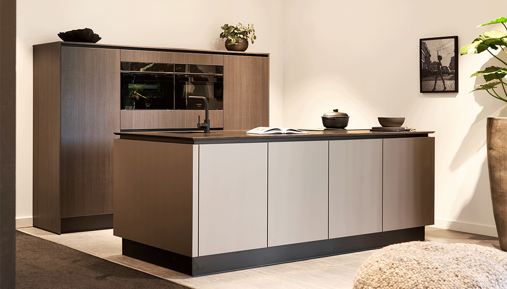 Eiken zwart | Concept130 | Satink Keukens Houtdecor keuken in eiken zwart
