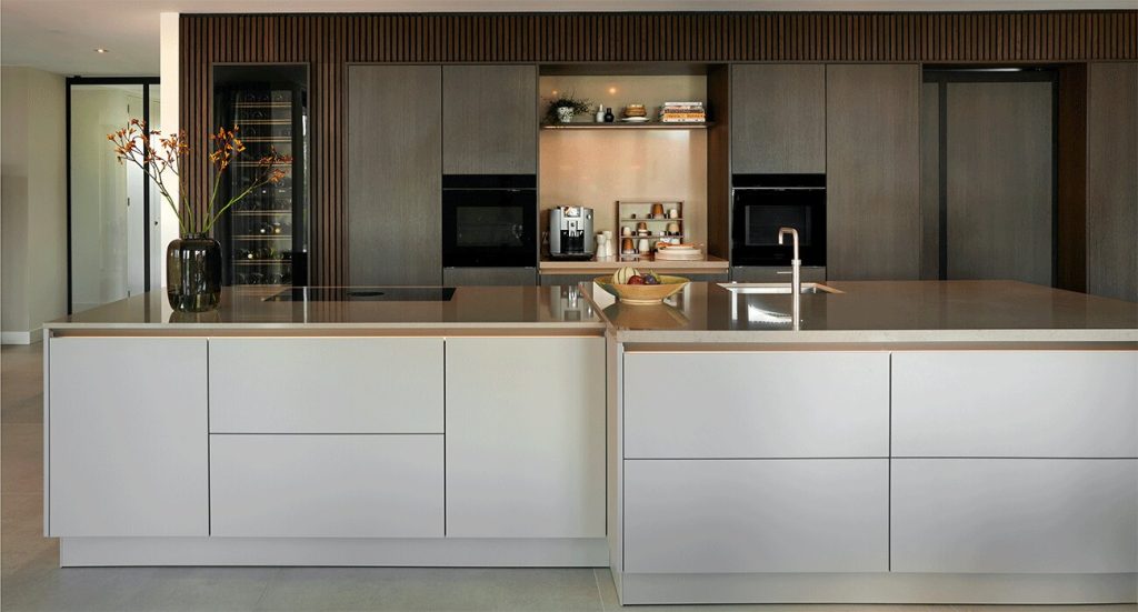 design-greeploze-eilandkeuken-met-greeplijstverlichting-satink-keukens