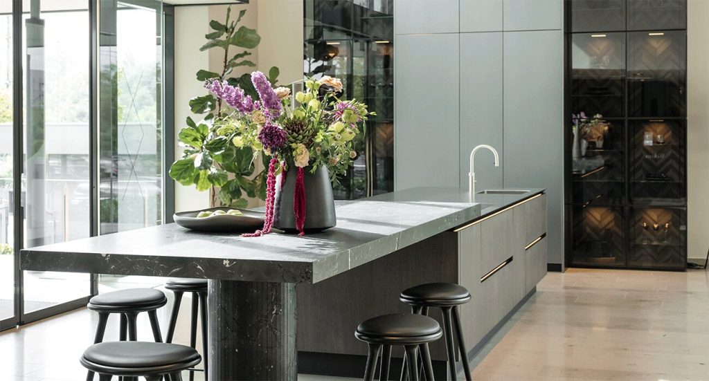 design-grijze-eilandkeuken-met-bar-satink-keukens design-grijze-eilandkeuken-met-bar-satink-keukens