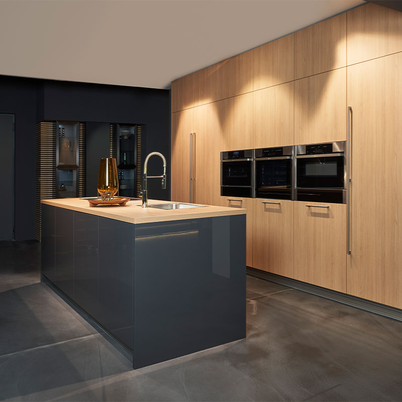 Donkere hoogglans keuken met houten elementen | Satink Keukens