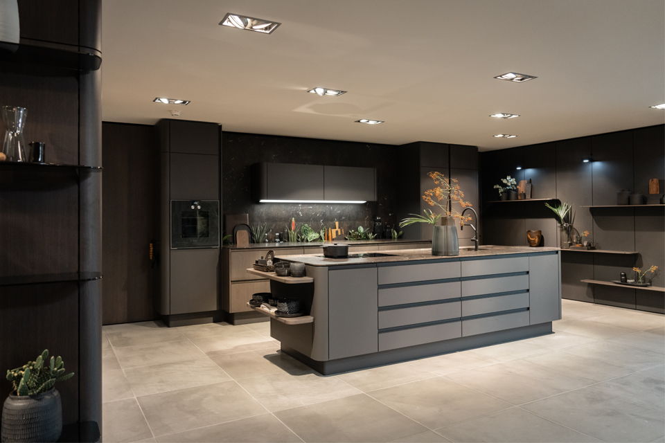Donkere keuken SieMatic URBAN met ronde hoeken | Satink Keukens SieMatic URBAN keuken donker met ronde hoeken | Satink Keukens