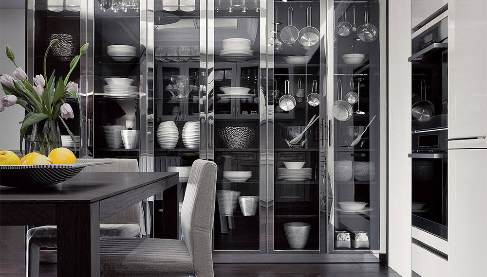 SieMatic CLASSIC keuken met rvs vitirine kasten | Satink Keukens SieMatic CLASSIC keuken met luxe vitirine kasten | Satink Keukens