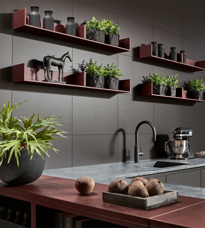 Grijs met rode Pronorm keuken | Satink Keukens Grijze keuken met donkerrode accessoires