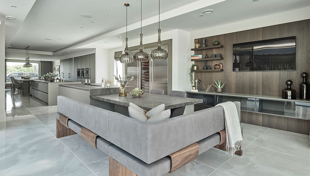 Grijze SieMatic PURE keuken met ruime zithoek | Satink Keukens Grijze SieMatic PURE keuken met zithoek | Satink Keukens