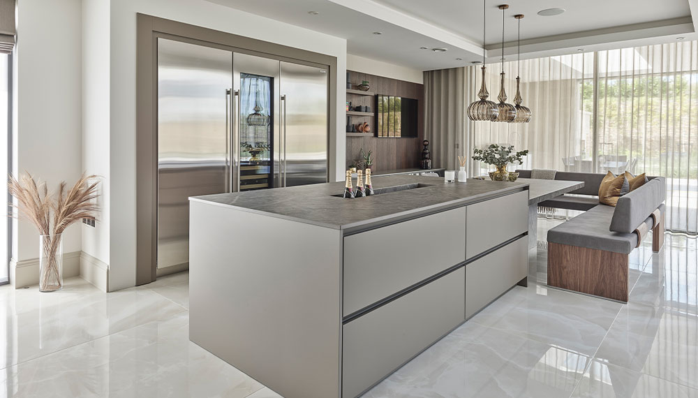 SieMatic PURE keuken met zithoek | Satink Keukens Grijze SieMatic PURE keuken met ruime zithoek | Satink Keukens