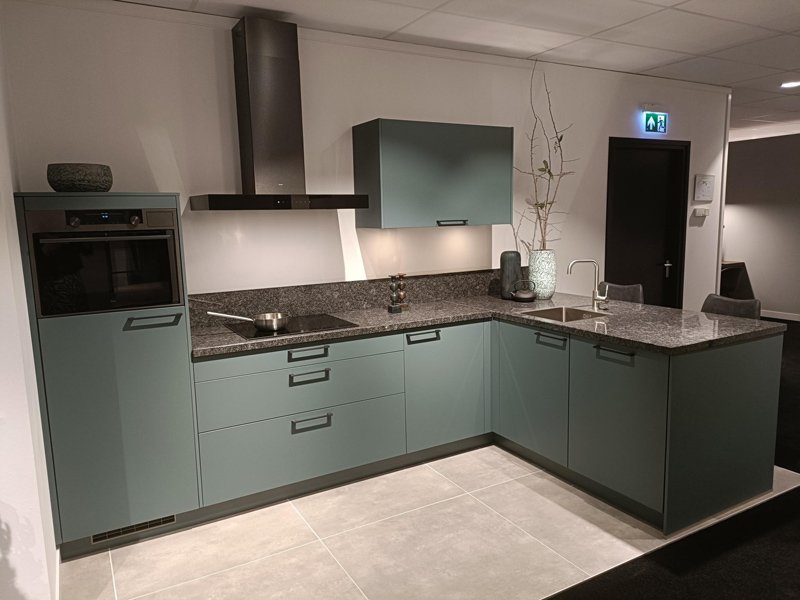 Hoekkeuken mat aquamarijn | Showroomkeuken Satink Keukens