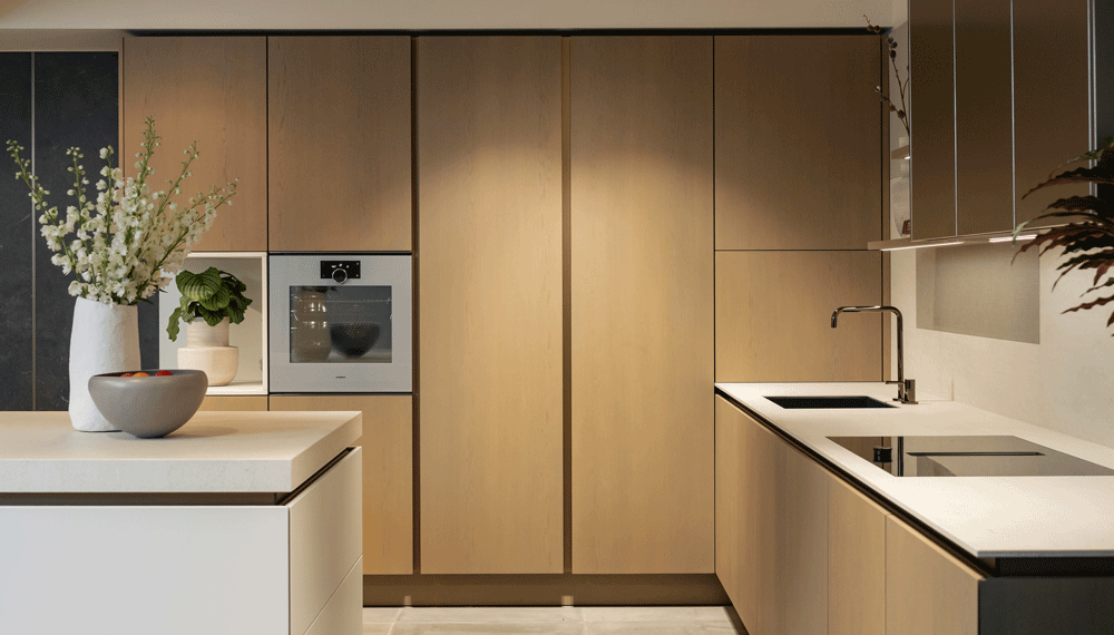 Hoge kastenwand in een houten keuken