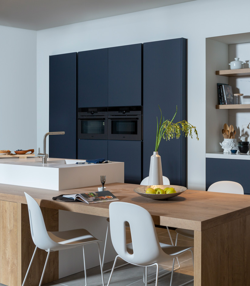 Houten keuken met blauwe details | Satink Keukens