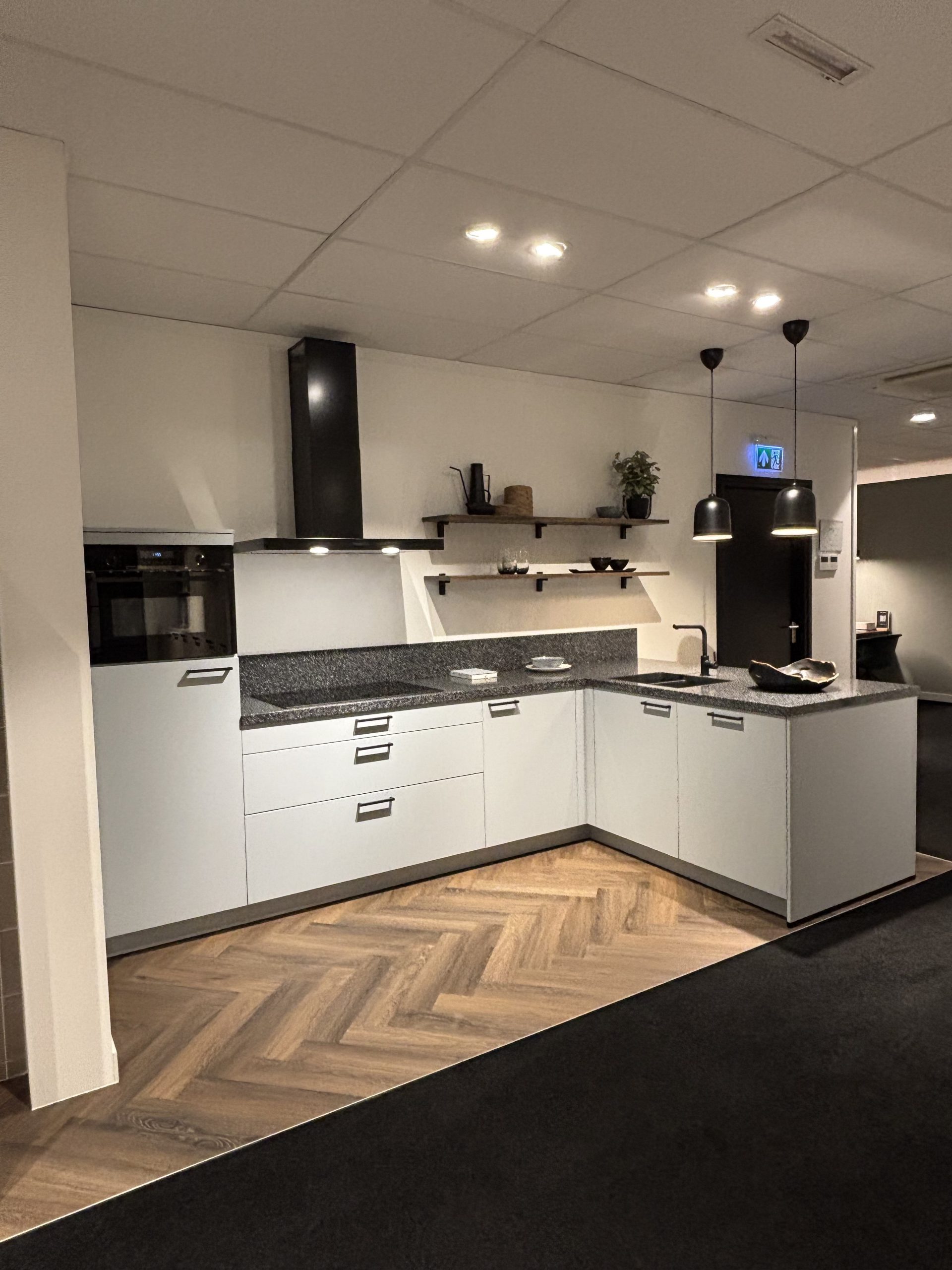 IJsblauwe showroomkeuken Pronorm | Satink Keukens Showroomkeuken van Pronorm