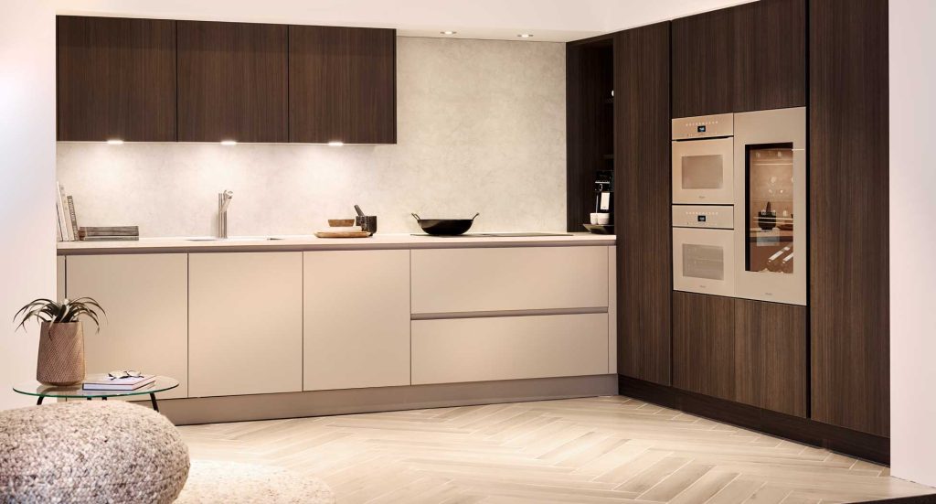 japandi-beige-keuken-met-houten-kasten-satink-keukens japandi-beige-keuken-met-houten-kasten-satink-keukens