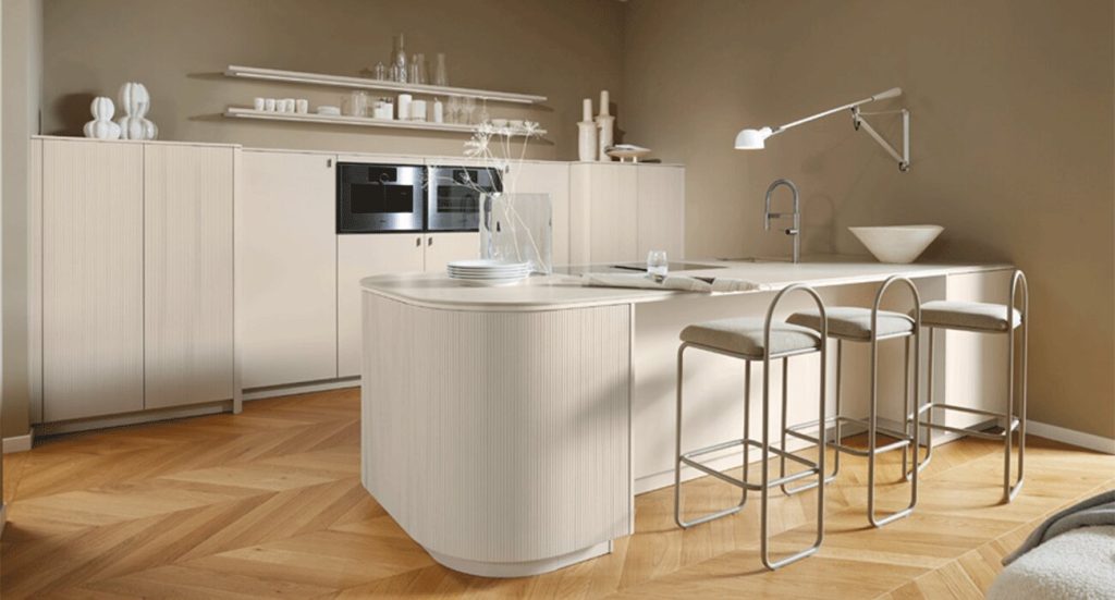 japandi-beige-keuken-met-ronde-hoek-satink-keukens japandi-beige-keuken-met-ronde-hoek-satink-keukens