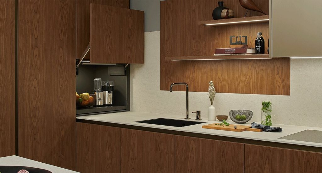 japandi-oranje-houten-l-keuken-met-open-kastje-satink-keukens japandi-oranje-houten-l-keuken-met-open-kastje-satink-keukens