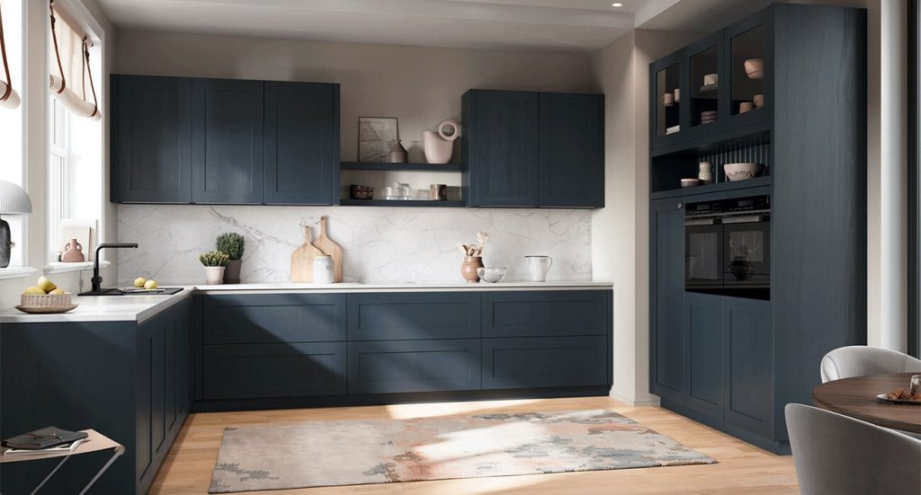 landelijk-donkerblauwe-keuken-wit-blad-satink-keukens