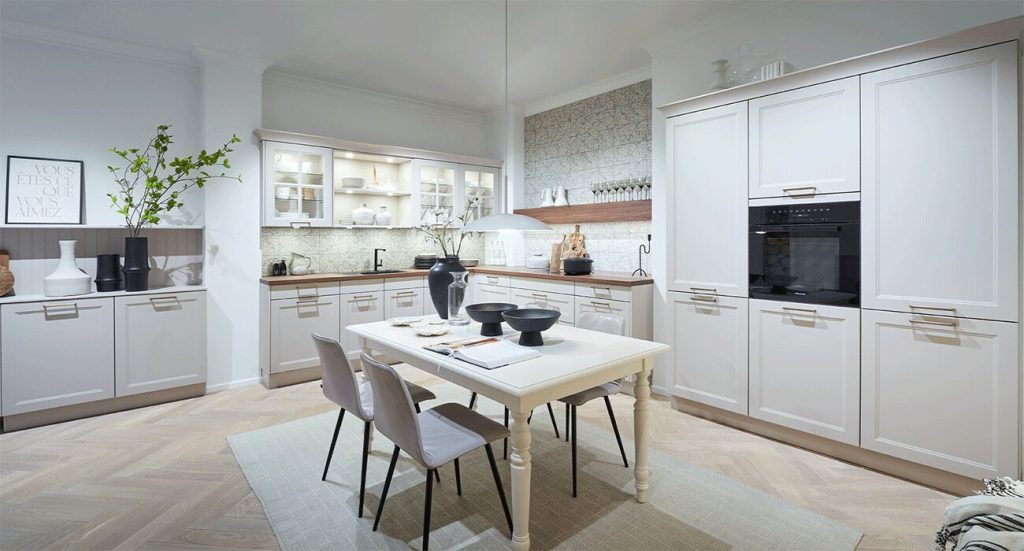 landelijk-witte-keuken-met-ettafel-satink-keukens landelijk-witte-keuken-met-ettafel-satink-keukens