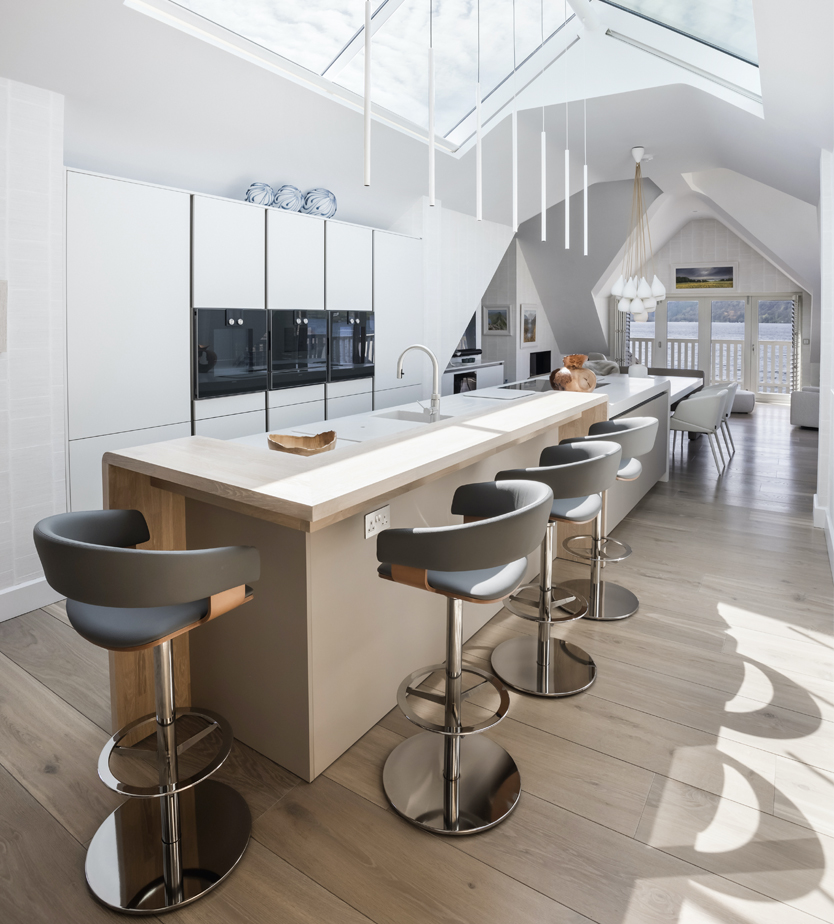 Lichte keuken met bar | Satink Keukens Keuken met bar in lichte kleuren | Satink Keukens