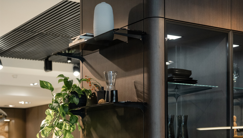 Luxe wandplanken van glas | Satink Keukens
