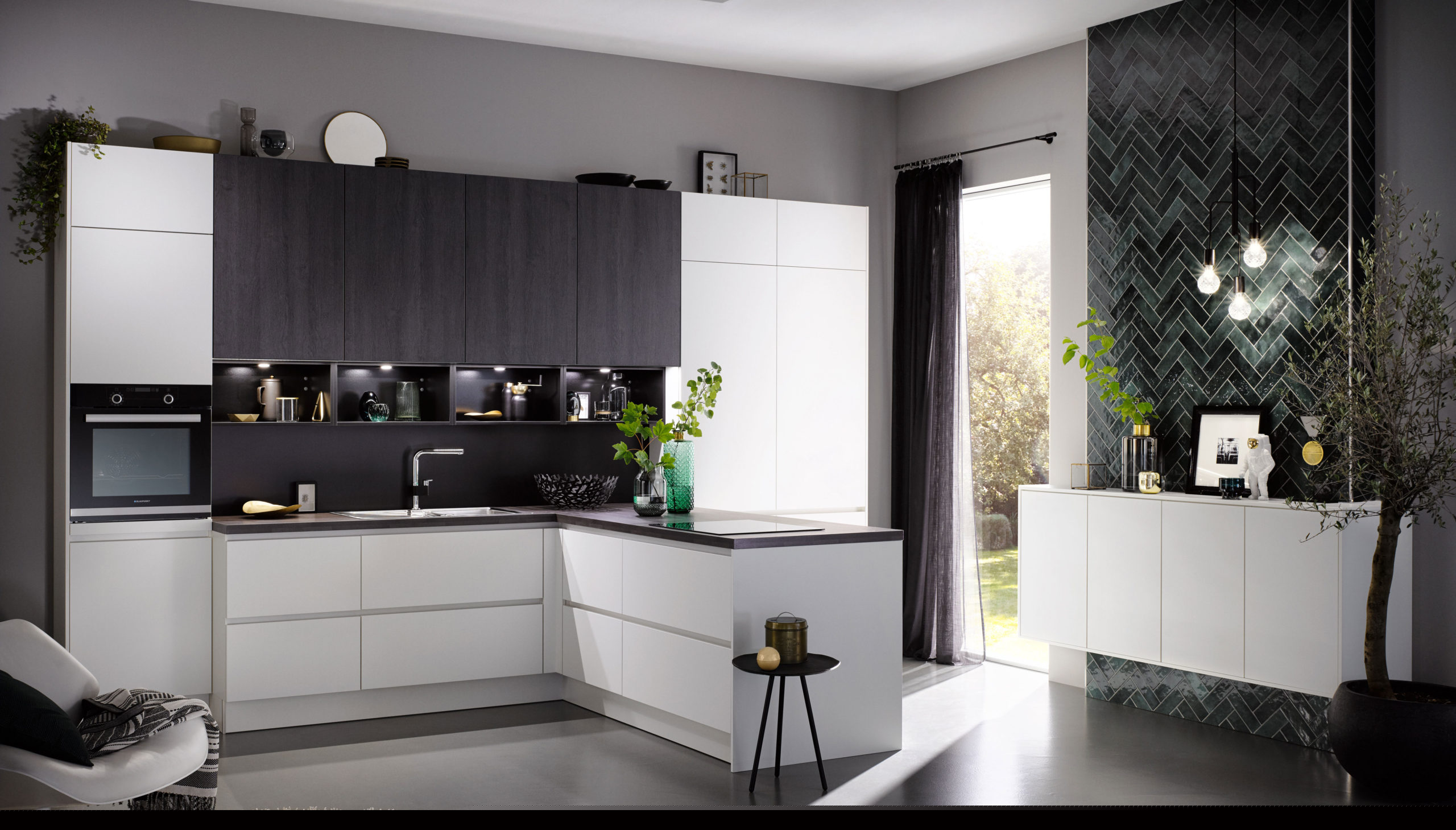 Moderne witte Satink keuken met schiereiland Moderne witte Satink keuken met schiereiland