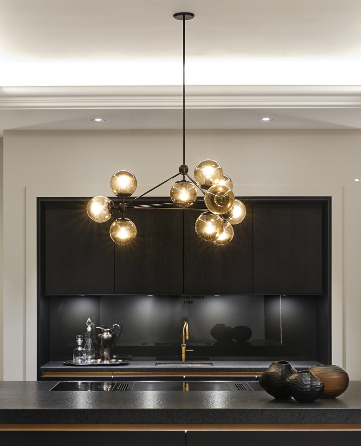 Roll & Hill 3-sided chandelier 10 globes | Satink Keukens