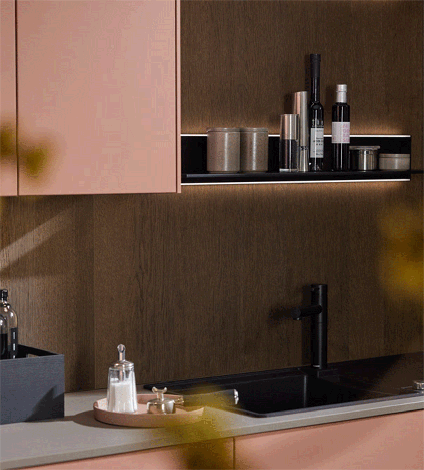Rood met zwarte keuken | Satink Keukens Lichtrode keuken met zwarte details