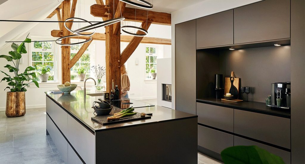 rustiek-zwart-eiland-keuken-met-houten-balken-satink-keukens