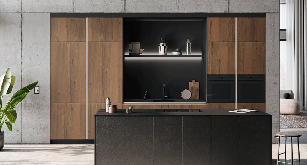 rustiek-zwart-eiland-met-houten-kastenwand-satink-keukens rustiek-zwart-eiland-met-houten-kastenwand-satink-keukens