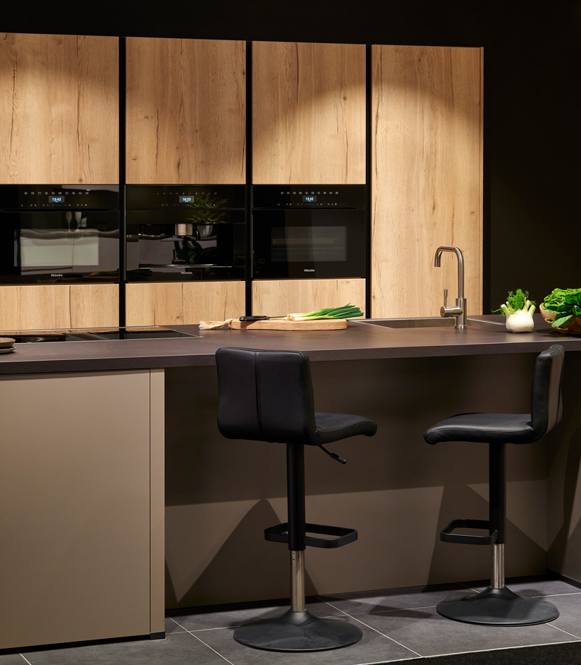 Showroom Zwolle | Houten keuken met zwarte bar | Satink Keukens Showroom Zwolle | Houten keuken met zwarte bar | Satink Keukens