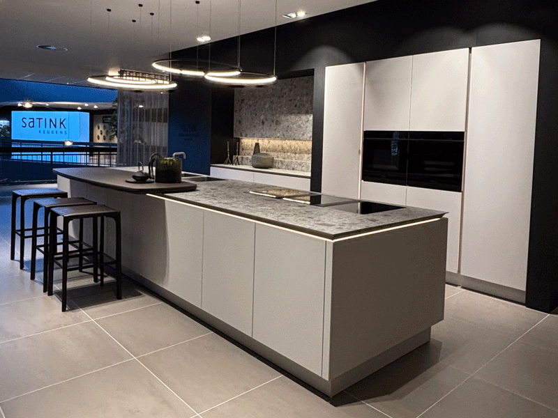 Showroomkeuken | SieMatic SLX | Satink Keukens SieMatic SLX showroomkeuken in sterlinggrijs