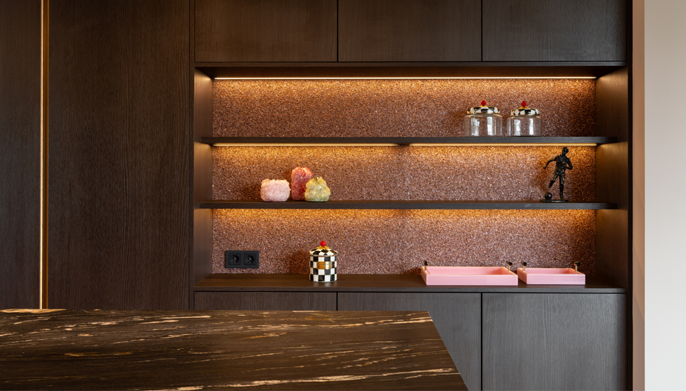 Luxe verlichting bij wandplanken | Satink Keukens