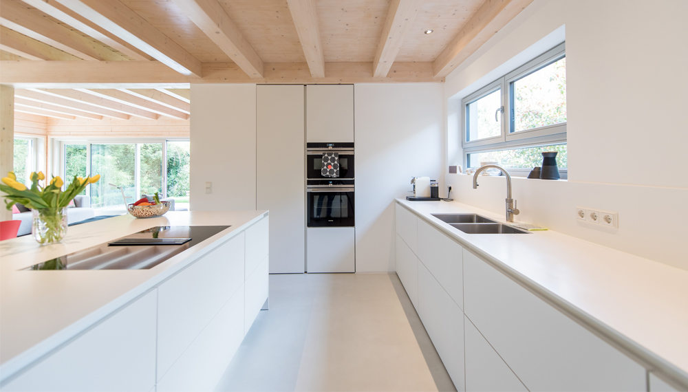 Scandinavisch witte keuken met hout | Satink Keukens