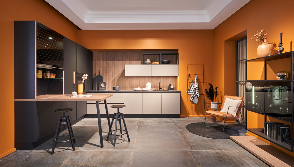 Zithoek in jouw keuken | Moderne keuken met oranje details | Satink Keukens